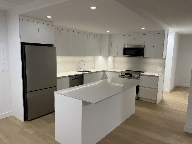 Cuisine de logement locatif remise à neuf par Menapropre inc. – optimisation immobilière, Montréal